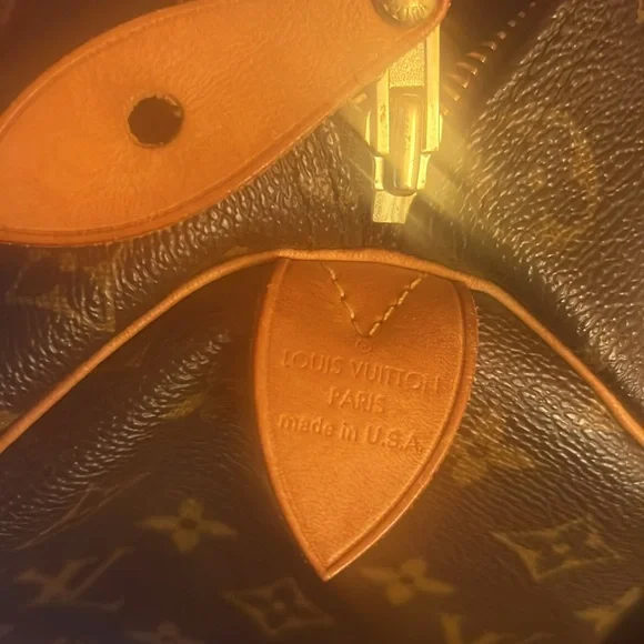 Speedy Bag - Authentic Louis Vuitton Medium Speedy Handbag. - Picture 2 of 16